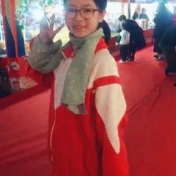 美女和阿姨吃瓜,美女与阿姨的瓜田奇遇记